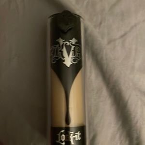 Kat Von D Lock-it foundation